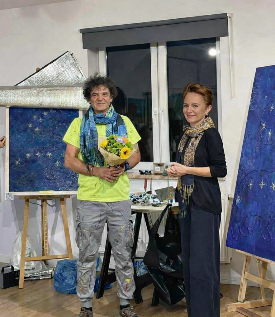 TEALDOT pracujący nad multisensorycznym płótnem.