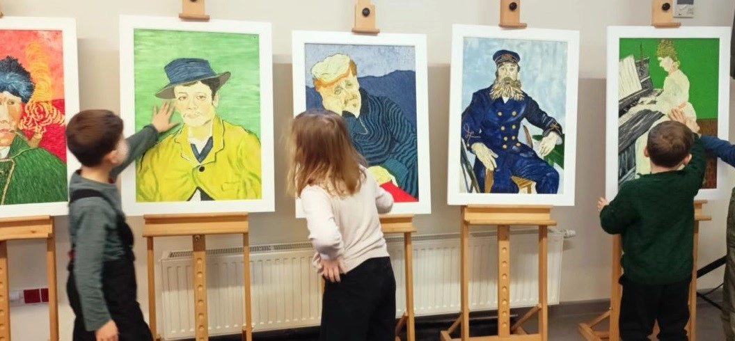 Ujęcie detalu elektronicznych komponentów czujników osadzonych wewnątrz ramy płótna.